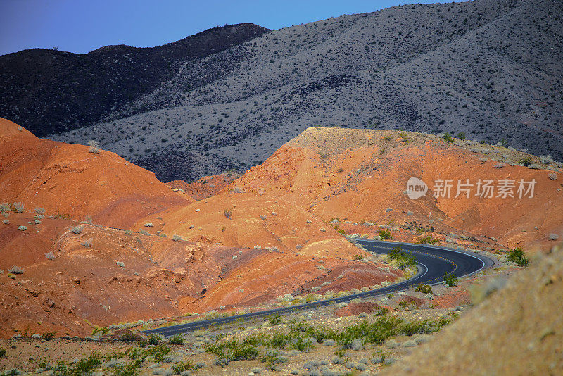 沙漠之路和红岩