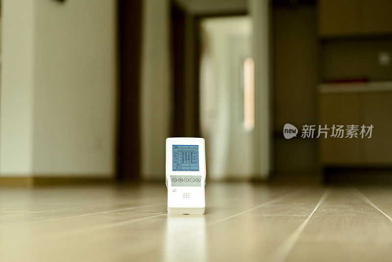 新房子地板上的空气质量检测仪
