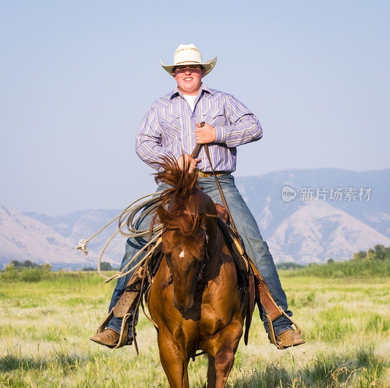 在犹他州骑马的年轻人
