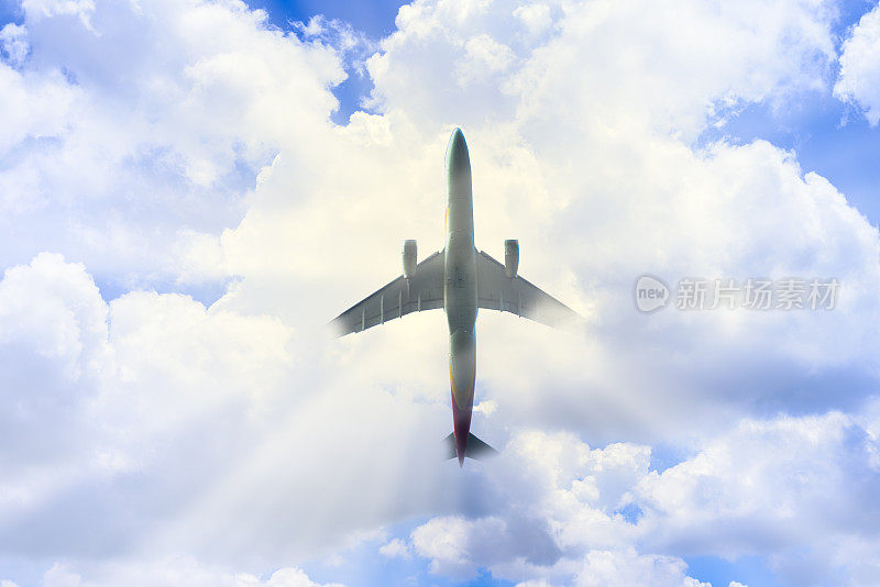 飞机已起飞在蓝天背景和白色的大云在日出的早晨度假和放松时间。旅游，旅行，度假和娱乐的概念。