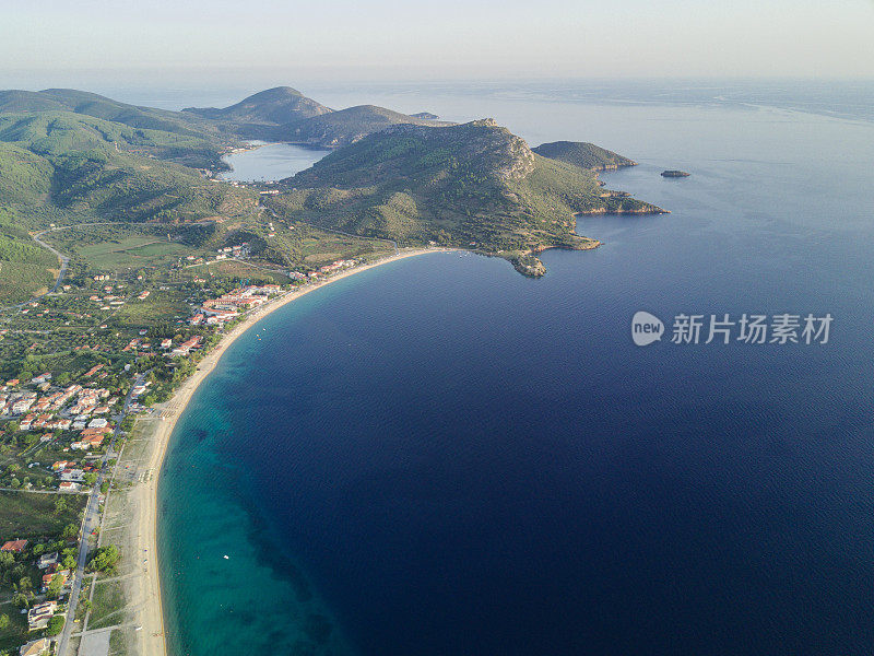 在地中海的地平线和海滩无人机视图