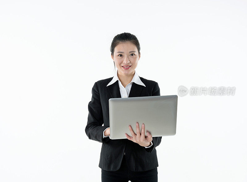 女商人拿着一台白色背景的笔记本电脑