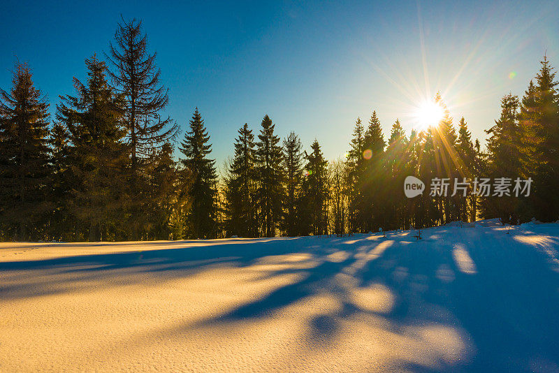 阳光明媚的冬季山区-乌克兰