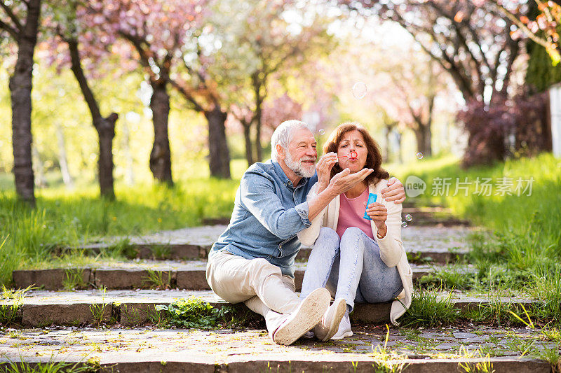 一对美丽的老年夫妇在春天的大自然中相爱。