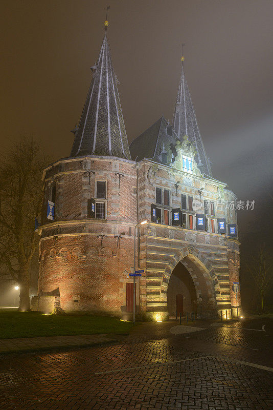 在一个雾蒙蒙的冬夜，荷兰的坎彭，cellebroedersport