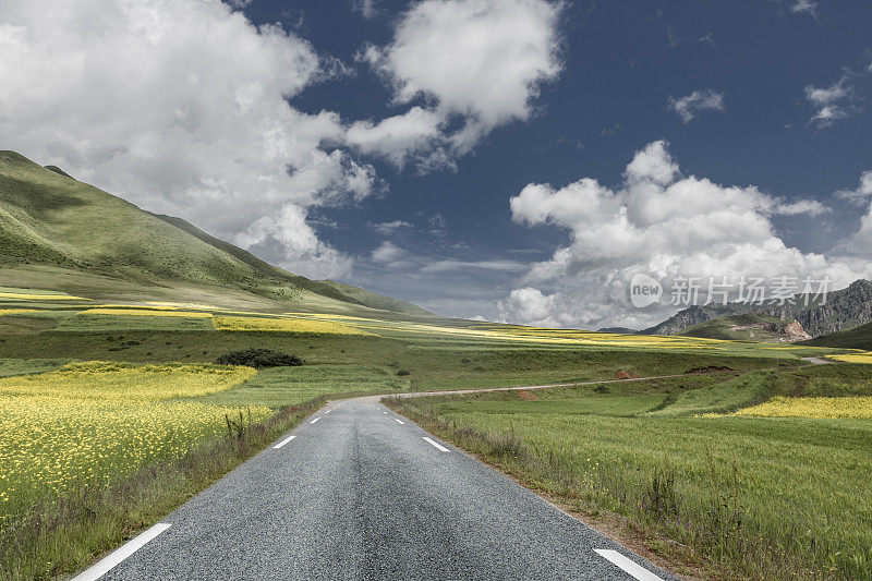 穿越山脉的乡村公路