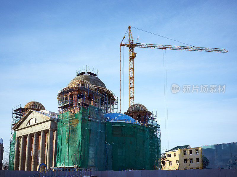 观景建筑新教堂建筑、吊车、脚手架、天空背景