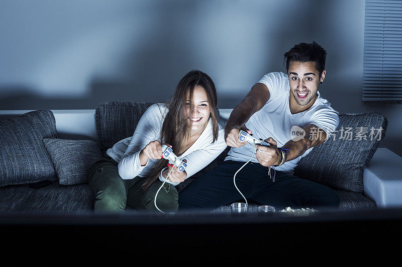 年轻夫妇在玩电子游戏