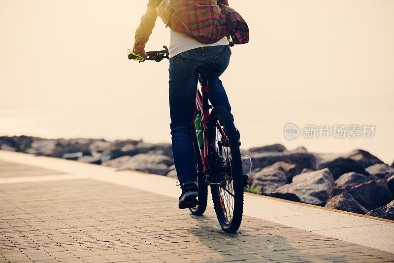 骑自行车的女人在海边骑自行车