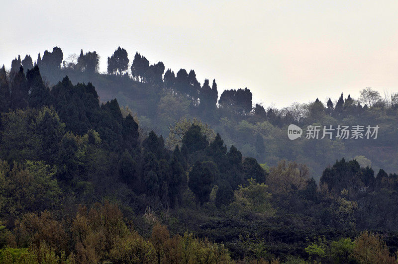 夕阳中的龙泉山