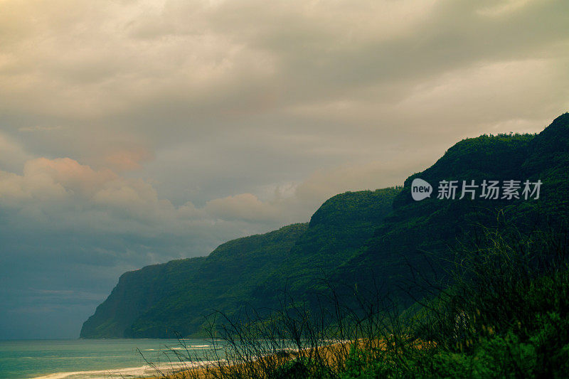 夏威夷考艾岛波利黑尔州立公园露营时的日出。