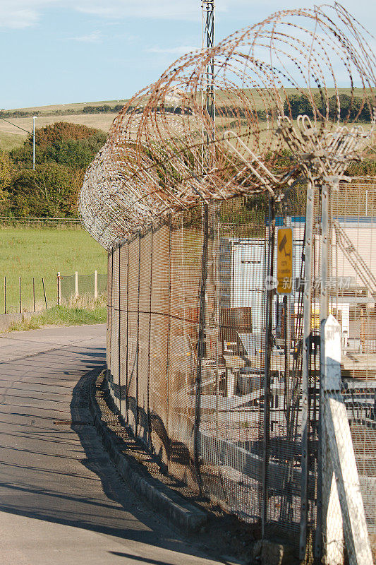 保护安全设施的铁丝网。