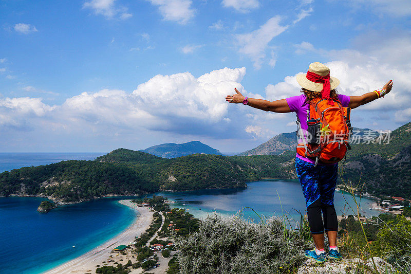 走在Oludeniz。