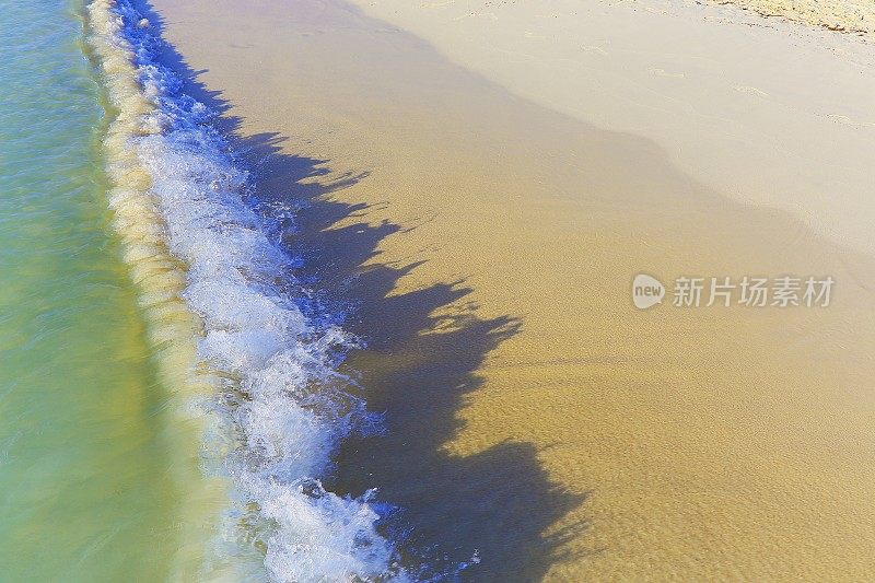 在日落放松-柔软的海浪在热带加勒比绿松石沙滩