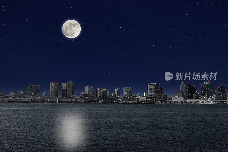 满月在东京湾地区升起