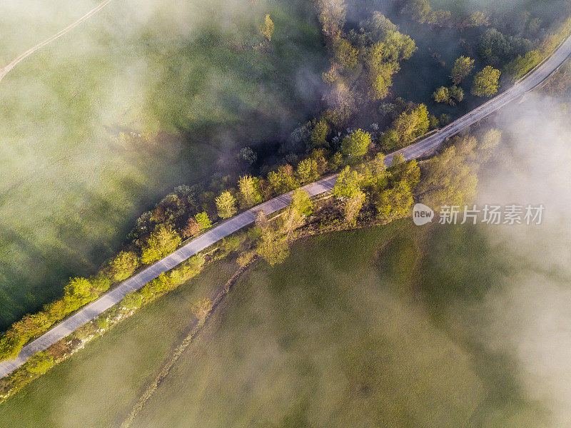 田野和道路的鸟瞰图