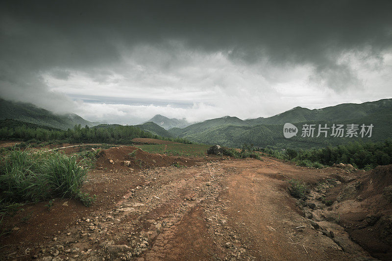 岩石路在阴天与轮胎印汽车商业