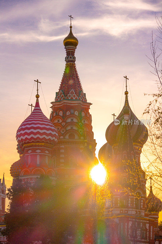 俄罗斯莫斯科圣巴西尔大教堂。日落的太阳射线。