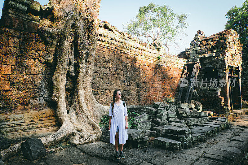 女子背包探索柬埔寨吴哥窟