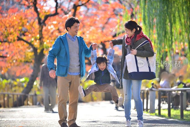 一对日本夫妇和他们的儿子在东京上野公园散步