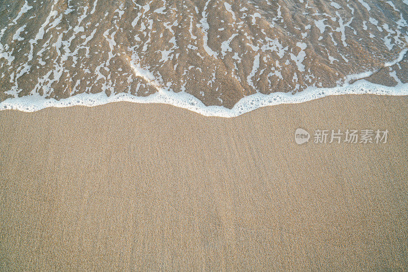 沙滩上海浪般的海水