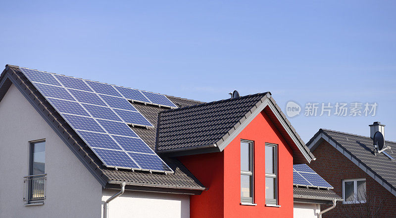 普通独户住宅屋顶上的太阳能电池板