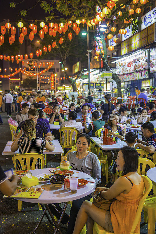 繁忙的户外餐馆和餐馆在晚上拥挤的马来西亚吉隆坡