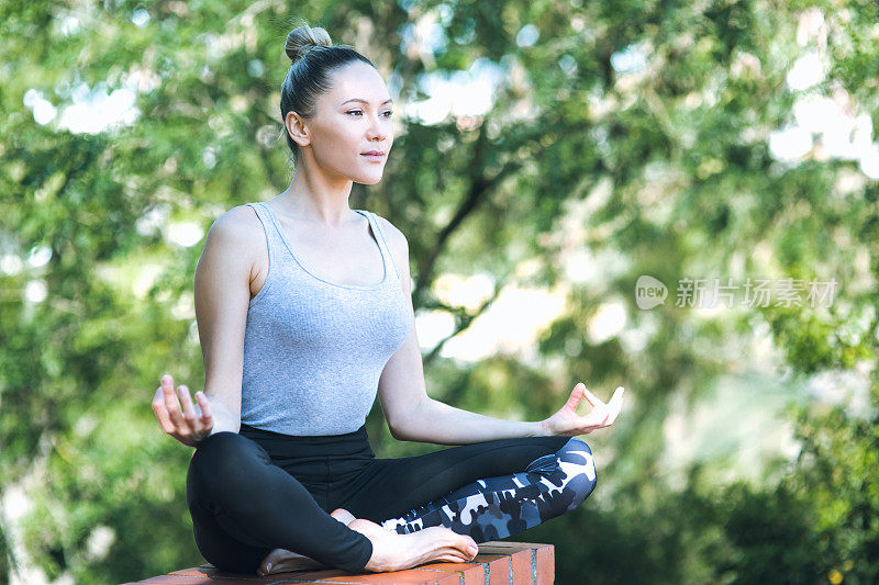 现实生活中积极健身的女性，在户外做健身和瑜伽