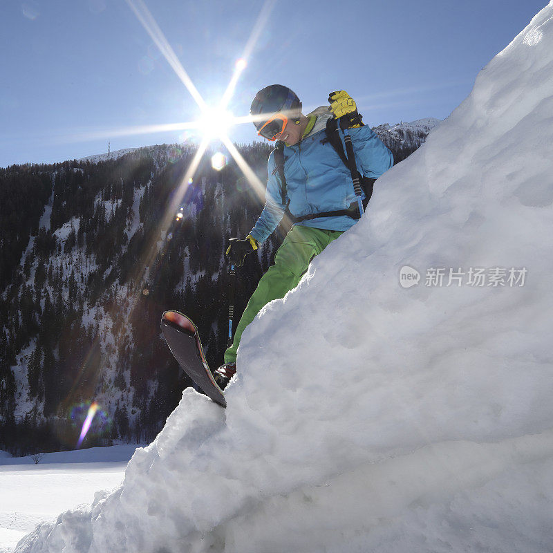 滑雪者用登山皮攀登陡峭的雪坡