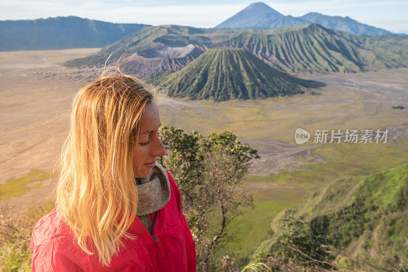 年轻女子徒步旅行沉思火山景观从山顶看布罗莫火山-人们旅行冒险的概念