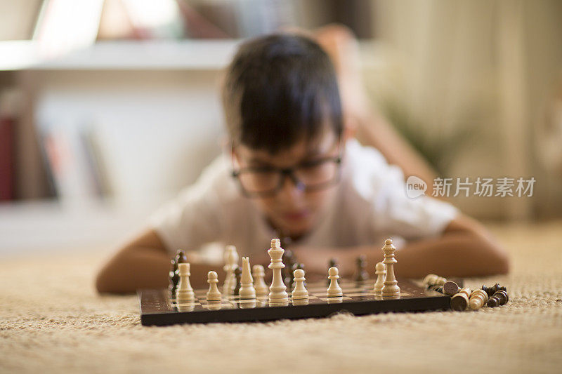 小男孩在下棋