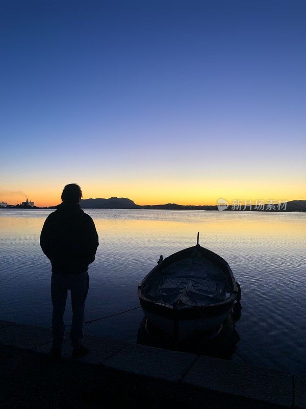 美丽的日落上面的冲浪点