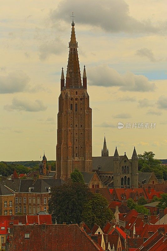比利时古城布鲁日的屋顶和圣母教堂塔