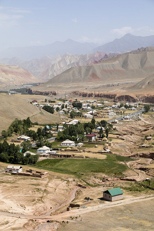 位于中亚吉尔吉斯斯坦的风景如画的村庄，位于著名的M41帕米尔公路周围