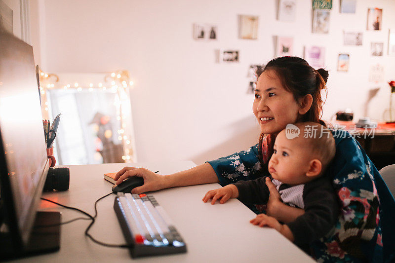 年轻的亚洲女人和她的儿子在家里