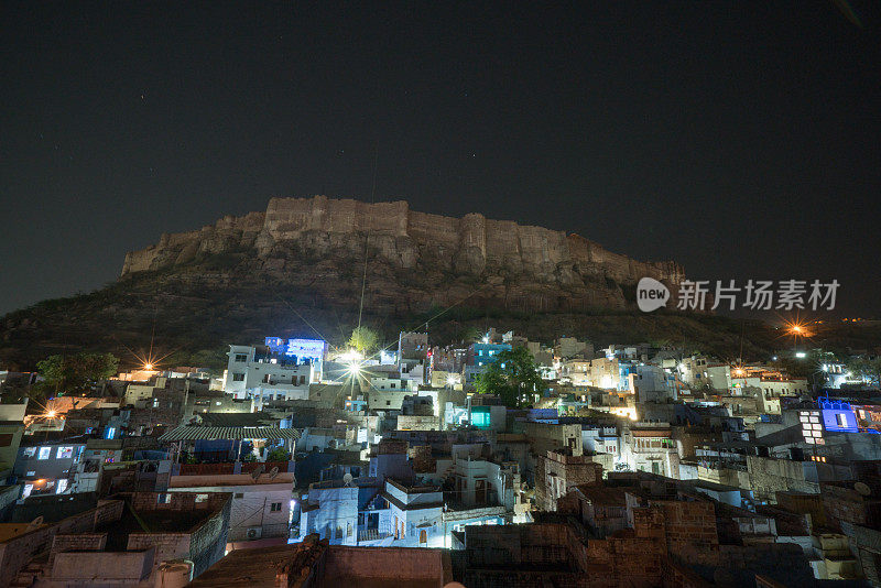 夜间摄影——焦特布尔市或“蓝色城市”和从屋顶上看日出的Meherangarh堡垒，印度