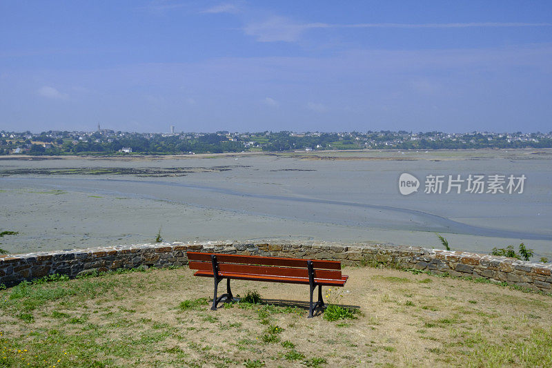 全景式的布列塔尼海岸线在退潮的海湾Paimpol