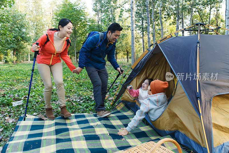幸福家庭在户外露营