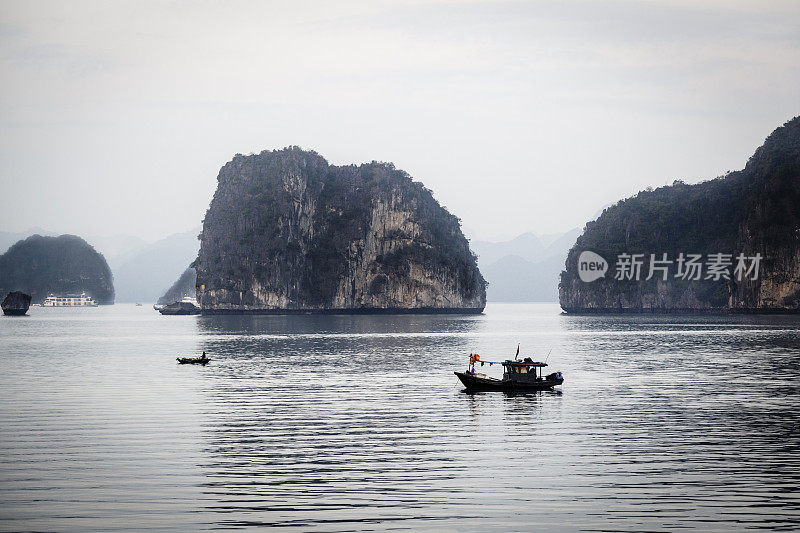 沿着下龙湾航行