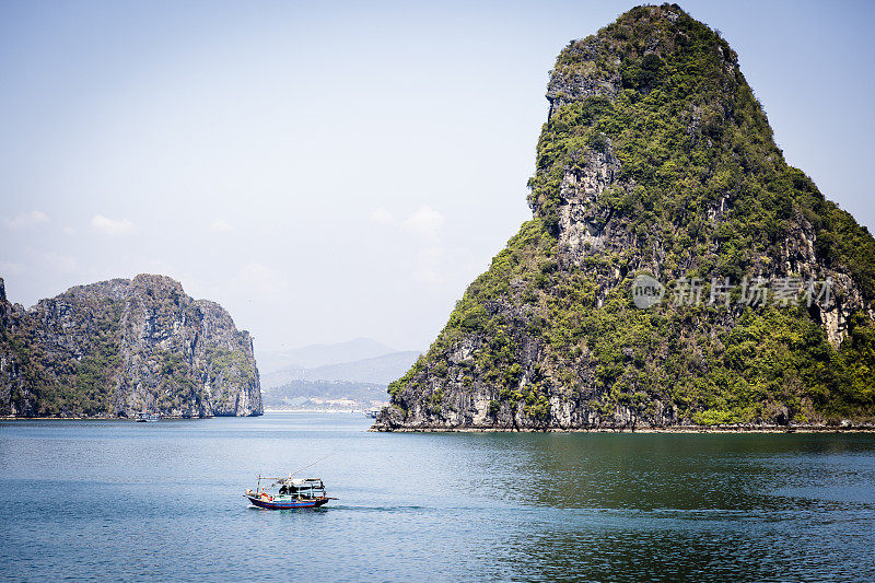 沿着下龙湾航行