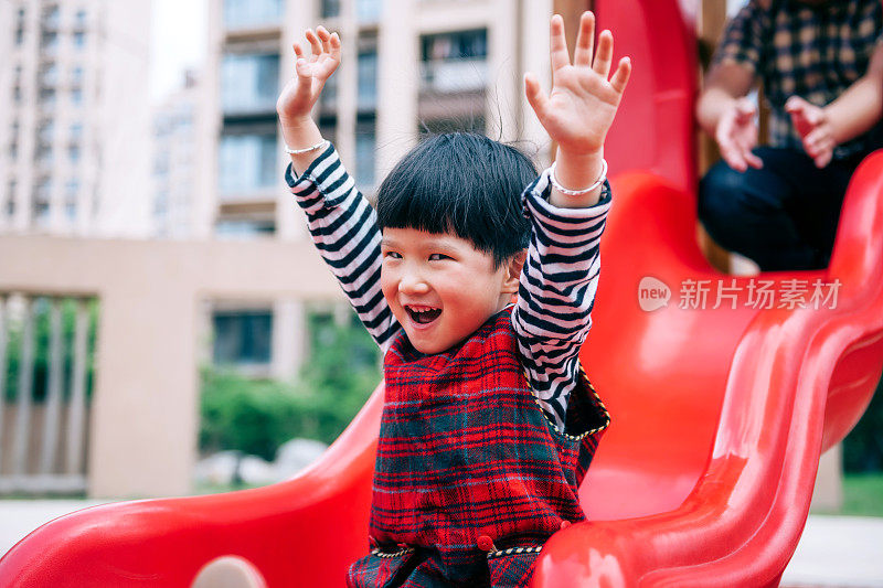 滑梯上的中国小女孩