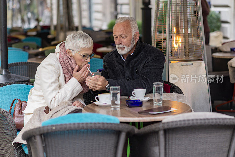 老年夫妇在城市享受Café