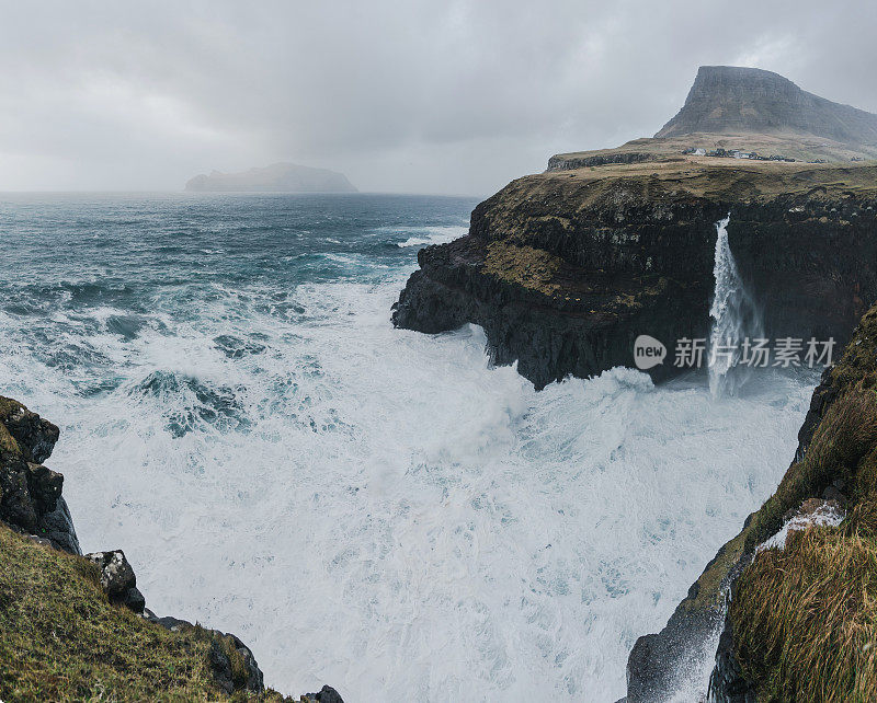 风景鸟瞰图Múlafossur瀑布落入大海在法罗群岛