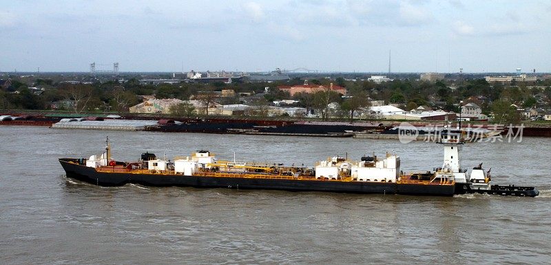 新奥尔良的拖船和驳船