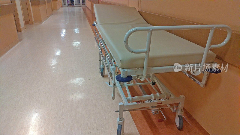 医院走廊的轮床或担架。医院里的走廊很长，有手术运输工具