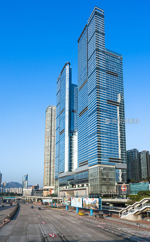 香港西九龙的现代摩天大楼和行人天桥