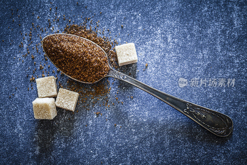 从甘蔗中提取的方糖和有机红糖颗粒