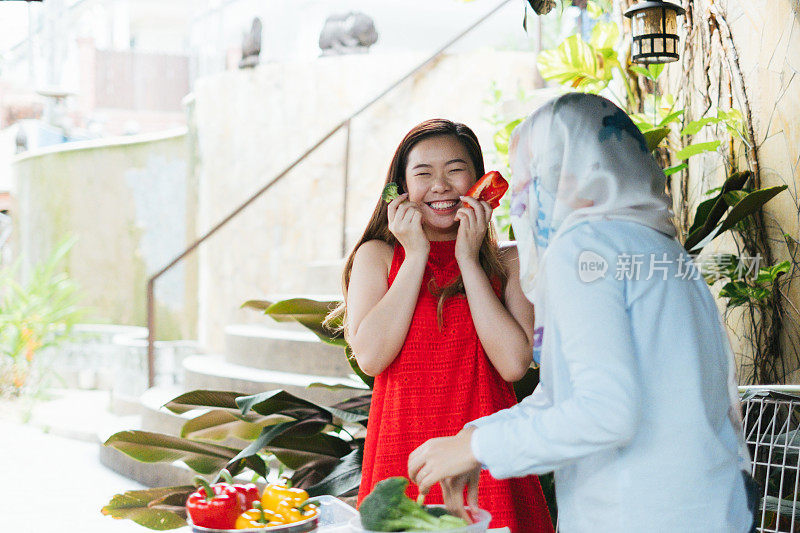 两个年轻女人正在为烧烤派对准备晚餐