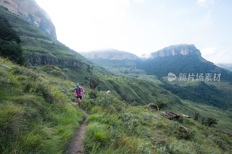 一名健康的女性在山中徒步旅行