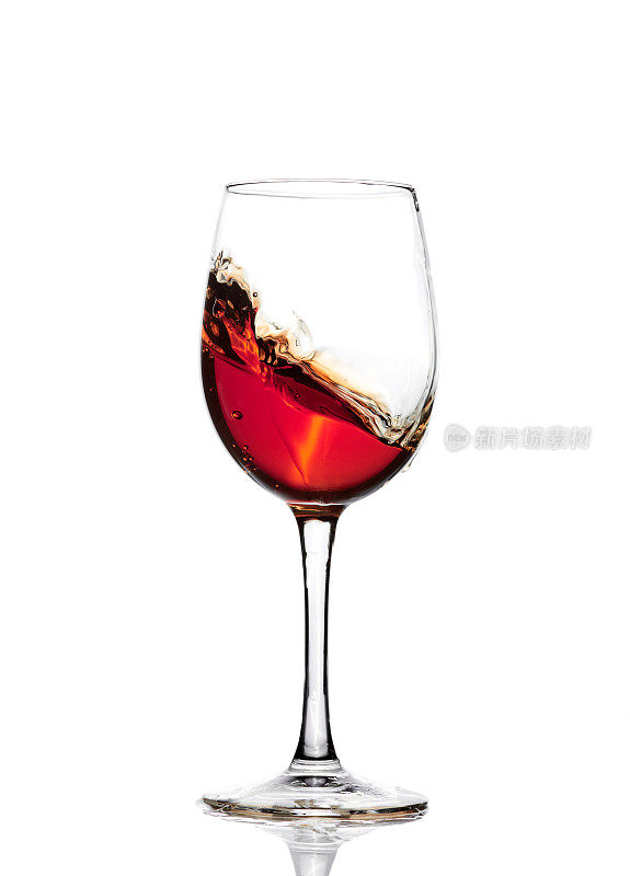经典的红酒孤立在白色的背景。把红酒洒在玻璃杯里。在玻璃杯中倒入红酒。葡萄。酒精。